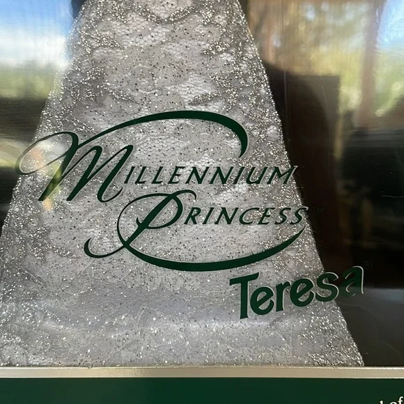 Millennium Princess Teresa Friend of Barbie NIB 2000 Millennium Keepsake Inside - Picture 3 of 13